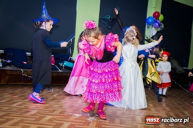 Zdjęcie w galerii na portalu naszraciborz.pl: Barwne stroje i wspólna zabawa na Balu Karnawałowym w MDK wiadomości z regionu