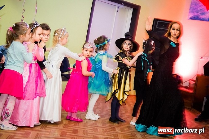 Zdjęcie w galerii na portalu naszraciborz.pl: Barwne stroje i wspólna zabawa na Balu Karnawałowym w MDK wiadomości z regionu