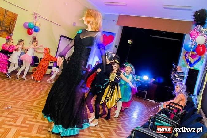 Zdjęcie w galerii na portalu naszraciborz.pl: Barwne stroje i wspólna zabawa na Balu Karnawałowym w MDK wiadomości z regionu