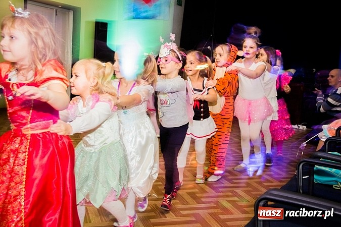 Zdjęcie w galerii na portalu naszraciborz.pl: Barwne stroje i wspólna zabawa na Balu Karnawałowym w MDK wiadomości z regionu