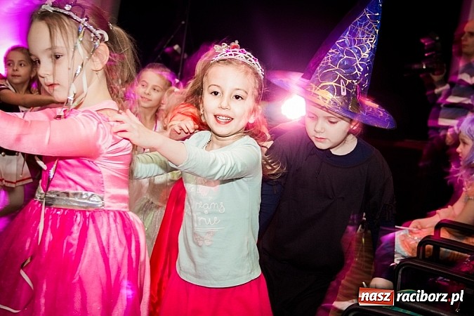 Zdjęcie w galerii na portalu naszraciborz.pl: Barwne stroje i wspólna zabawa na Balu Karnawałowym w MDK wiadomości z regionu