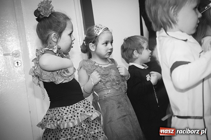 Zdjęcie w galerii na portalu naszraciborz.pl: Barwne stroje i wspólna zabawa na Balu Karnawałowym w MDK wiadomości z regionu