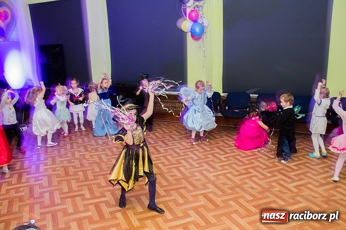 Zdjęcie w galerii na portalu naszraciborz.pl: Barwne stroje i wspólna zabawa na Balu Karnawałowym w MDK wiadomości z regionu