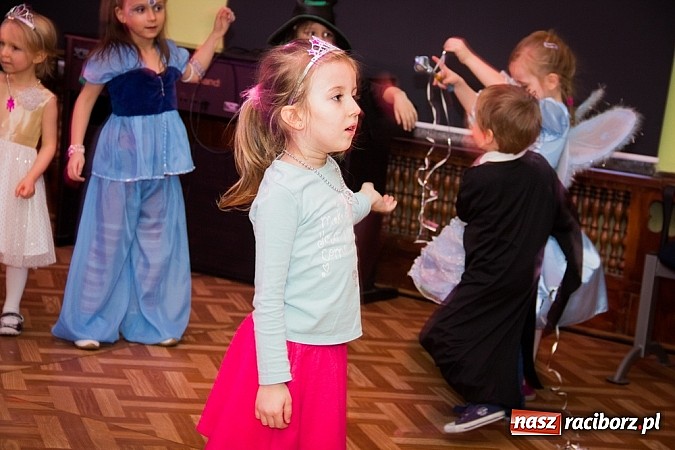 Zdjęcie w galerii na portalu naszraciborz.pl: Barwne stroje i wspólna zabawa na Balu Karnawałowym w MDK wiadomości z regionu