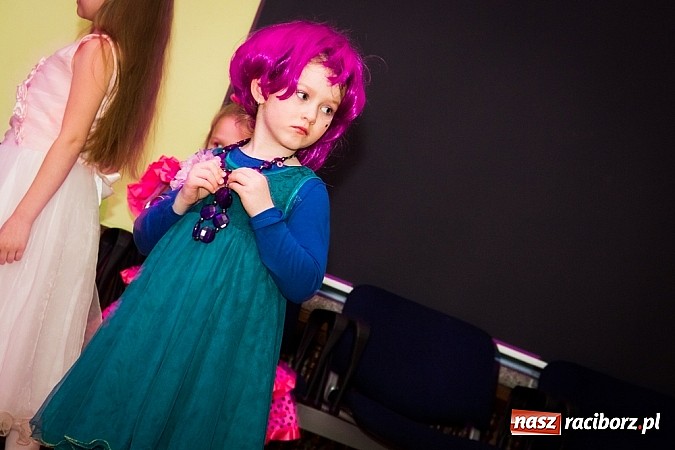 Zdjęcie w galerii na portalu naszraciborz.pl: Barwne stroje i wspólna zabawa na Balu Karnawałowym w MDK wiadomości z regionu