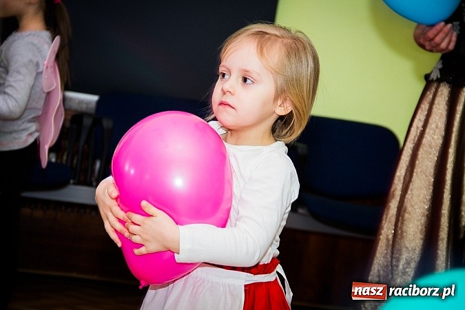 Zdjęcie w galerii na portalu naszraciborz.pl: Barwne stroje i wspólna zabawa na Balu Karnawałowym w MDK wiadomości z regionu