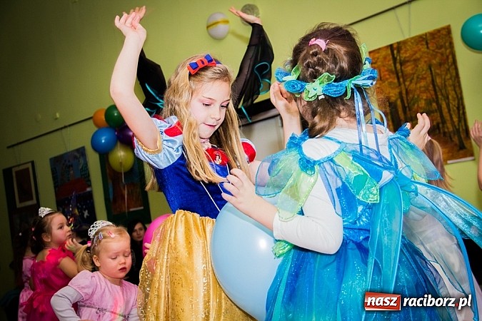 Zdjęcie w galerii na portalu naszraciborz.pl: Barwne stroje i wspólna zabawa na Balu Karnawałowym w MDK wiadomości z regionu