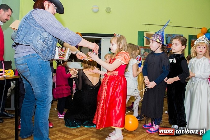 Zdjęcie w galerii na portalu naszraciborz.pl: Barwne stroje i wspólna zabawa na Balu Karnawałowym w MDK wiadomości z regionu