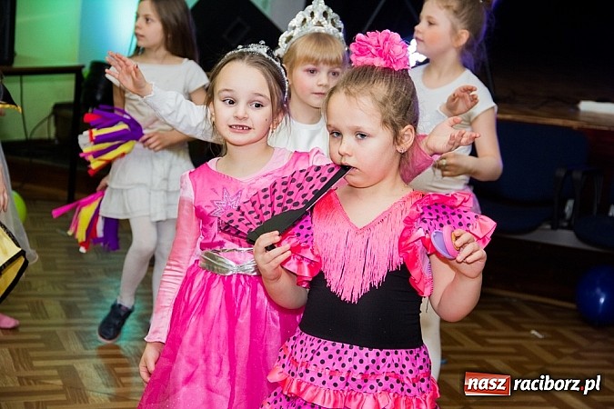 Zdjęcie w galerii na portalu naszraciborz.pl: Barwne stroje i wspólna zabawa na Balu Karnawałowym w MDK wiadomości z regionu