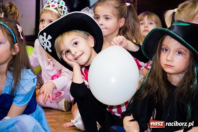 Zdjęcie w galerii na portalu naszraciborz.pl: Barwne stroje i wspólna zabawa na Balu Karnawałowym w MDK wiadomości z regionu