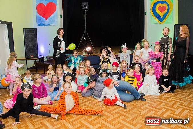Zdjęcie w galerii na portalu naszraciborz.pl: Barwne stroje i wspólna zabawa na Balu Karnawałowym w MDK wiadomości z regionu