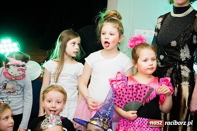 Zdjęcie w galerii na portalu naszraciborz.pl: Barwne stroje i wspólna zabawa na Balu Karnawałowym w MDK wiadomości z regionu