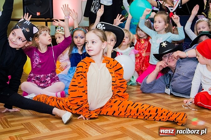 Zdjęcie w galerii na portalu naszraciborz.pl: Barwne stroje i wspólna zabawa na Balu Karnawałowym w MDK wiadomości z regionu