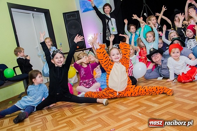 Zdjęcie w galerii na portalu naszraciborz.pl: Barwne stroje i wspólna zabawa na Balu Karnawałowym w MDK wiadomości z regionu