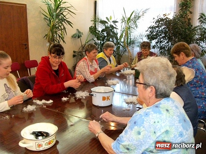 Zdjęcie w galerii na portalu naszraciborz.pl: Szkubanie pierza w Borucinie wiadomości z regionu