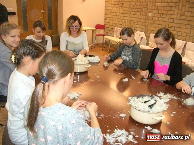 Zdjęcie w galerii na portalu naszraciborz.pl: Szkubanie pierza w Borucinie wiadomości z regionu