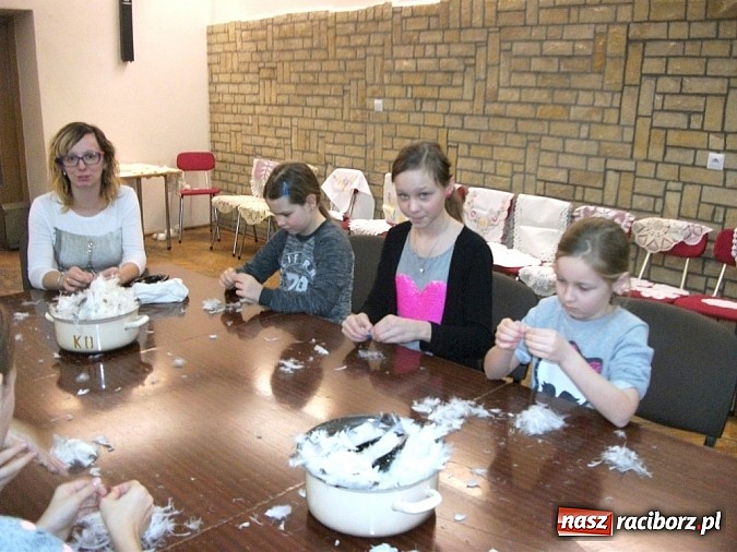 Zdjęcie w galerii na portalu naszraciborz.pl: Szkubanie pierza w Borucinie wiadomości z regionu