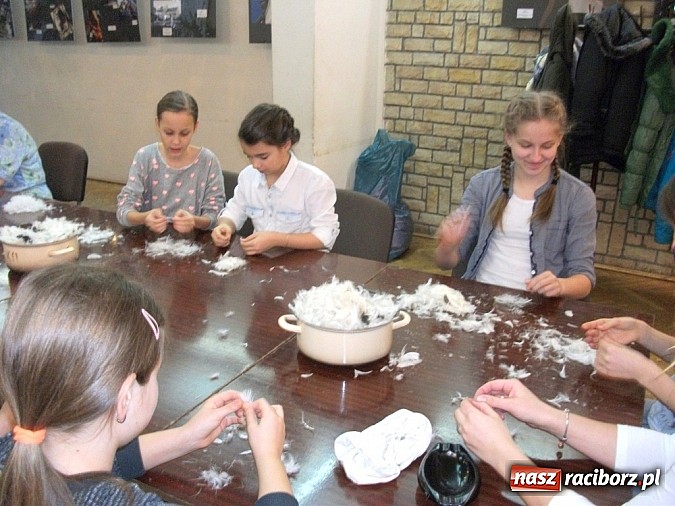 Zdjęcie w galerii na portalu naszraciborz.pl: Szkubanie pierza w Borucinie wiadomości z regionu