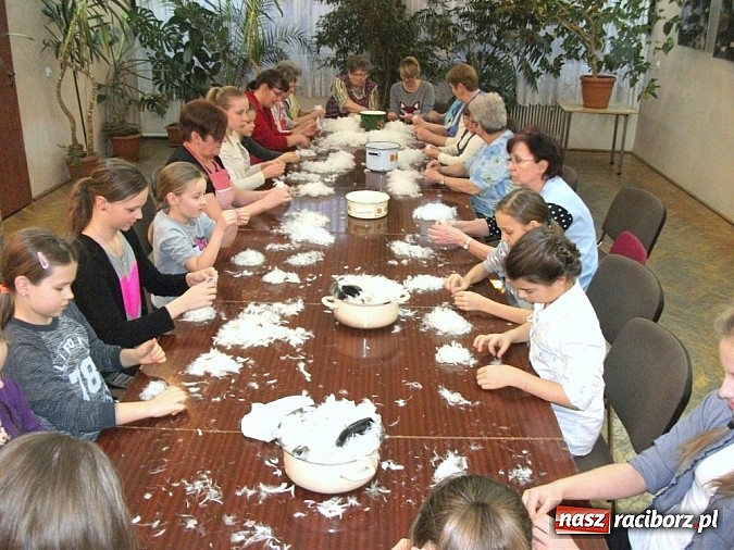 Zdjęcie w galerii na portalu naszraciborz.pl: Szkubanie pierza w Borucinie wiadomości z regionu