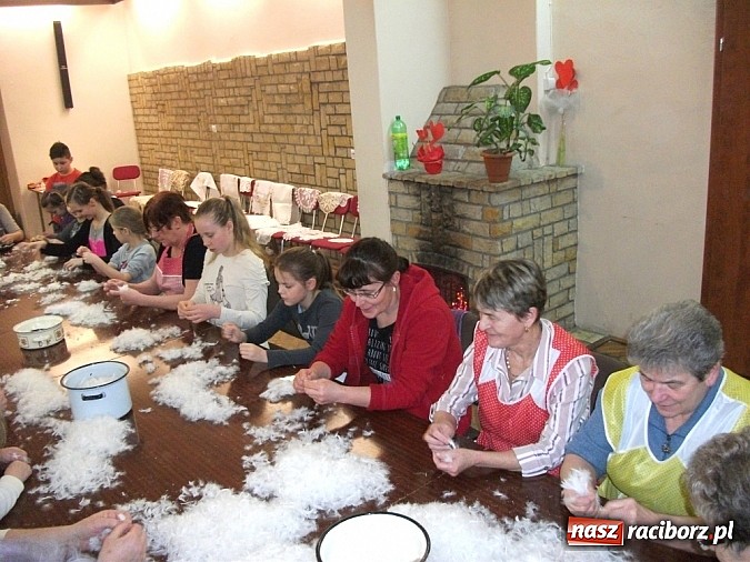 Zdjęcie w galerii na portalu naszraciborz.pl: Szkubanie pierza w Borucinie wiadomości z regionu