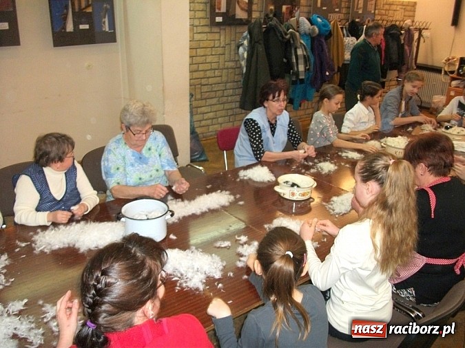 Zdjęcie w galerii na portalu naszraciborz.pl: Szkubanie pierza w Borucinie wiadomości z regionu