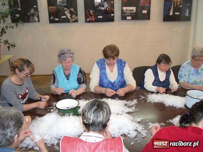 Zdjęcie w galerii na portalu naszraciborz.pl: Szkubanie pierza w Borucinie wiadomości z regionu