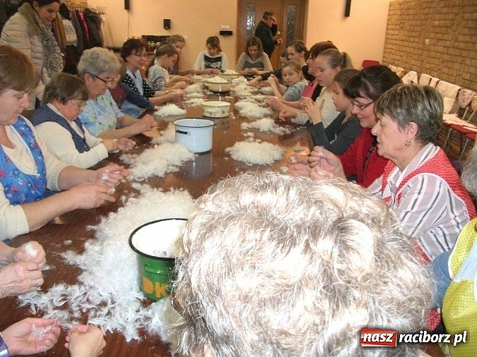 Zdjęcie w galerii na portalu naszraciborz.pl: Szkubanie pierza w Borucinie wiadomości z regionu