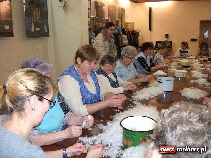 Zdjęcie w galerii na portalu naszraciborz.pl: Szkubanie pierza w Borucinie wiadomości z regionu