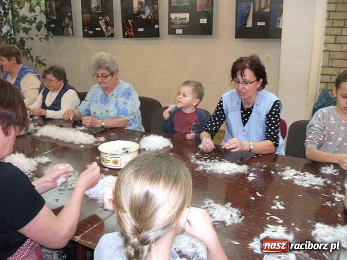 Zdjęcie w galerii na portalu naszraciborz.pl: Szkubanie pierza w Borucinie wiadomości z regionu