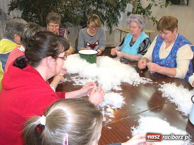 Zdjęcie w galerii na portalu naszraciborz.pl: Szkubanie pierza w Borucinie wiadomości z regionu