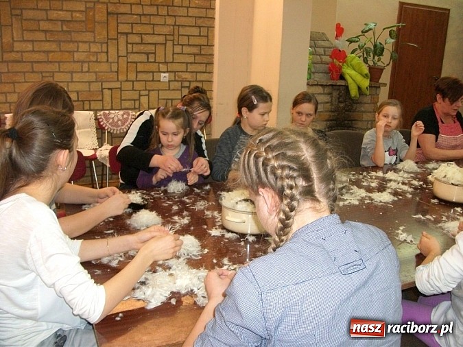 Zdjęcie w galerii na portalu naszraciborz.pl: Szkubanie pierza w Borucinie wiadomości z regionu