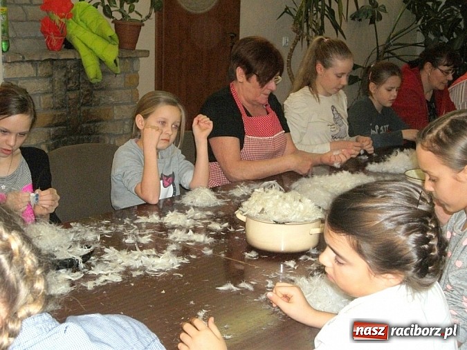 Zdjęcie w galerii na portalu naszraciborz.pl: Szkubanie pierza w Borucinie wiadomości z regionu