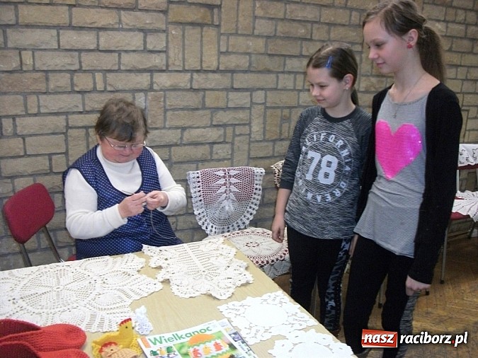 Zdjęcie w galerii na portalu naszraciborz.pl: Szkubanie pierza w Borucinie wiadomości z regionu