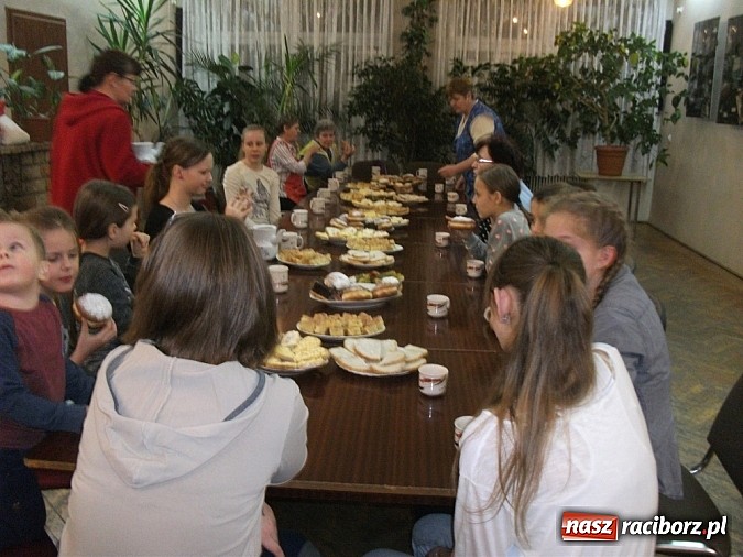 Zdjęcie w galerii na portalu naszraciborz.pl: Szkubanie pierza w Borucinie wiadomości z regionu