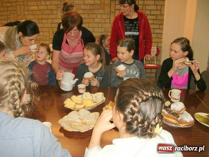 Zdjęcie w galerii na portalu naszraciborz.pl: Szkubanie pierza w Borucinie wiadomości z regionu