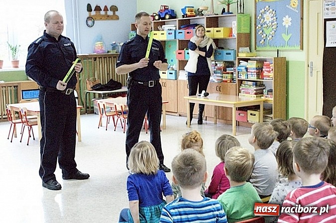 Zdjęcie w galerii na portalu naszraciborz.pl: Odblaski dla przedszkolaków i rozmowa z policjantami wiadomości z regionu