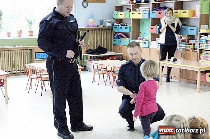 Zdjęcie w galerii na portalu naszraciborz.pl: Odblaski dla przedszkolaków i rozmowa z policjantami wiadomości z regionu