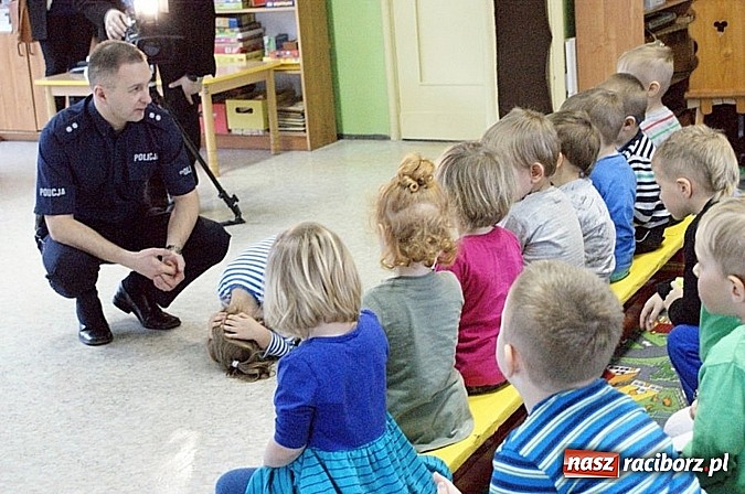 Zdjęcie w galerii na portalu naszraciborz.pl: Odblaski dla przedszkolaków i rozmowa z policjantami wiadomości z regionu