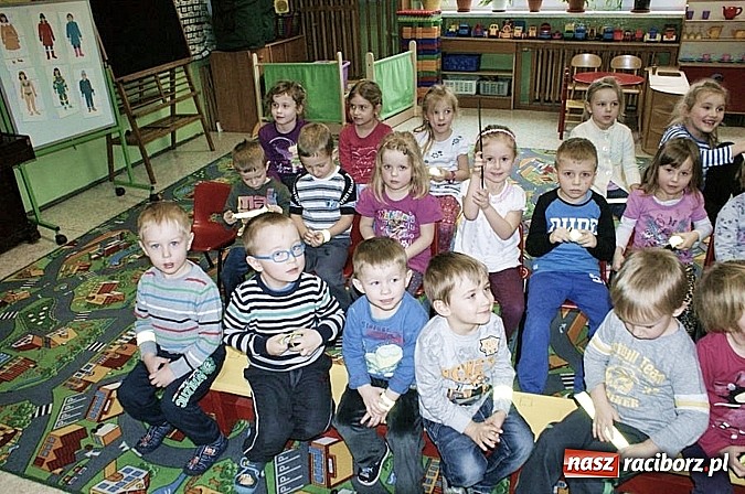 Zdjęcie w galerii na portalu naszraciborz.pl: Odblaski dla przedszkolaków i rozmowa z policjantami wiadomości z regionu