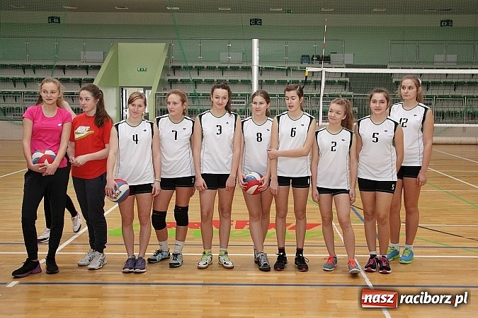 Zdjęcie w galerii na portalu naszraciborz.pl: Żeńskie dw&oacute;jki rywalizowały w Arenie Rafako wiadomości z regionu