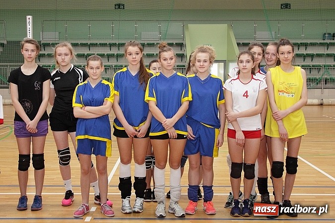 Zdjęcie w galerii na portalu naszraciborz.pl: Żeńskie dw&oacute;jki rywalizowały w Arenie Rafako wiadomości z regionu