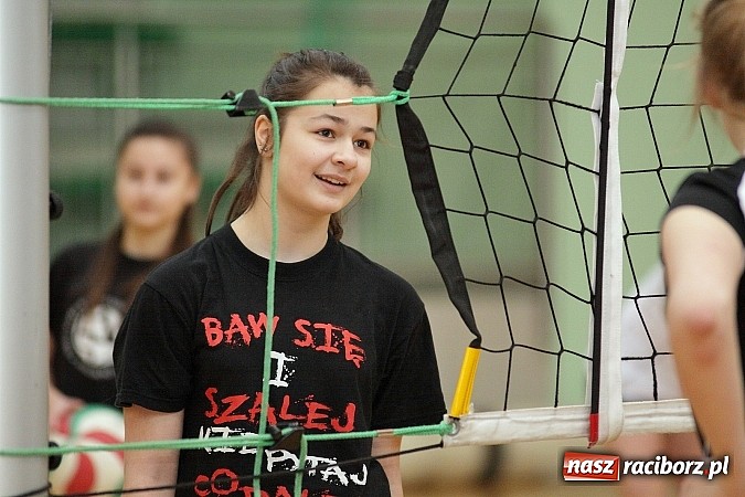 Zdjęcie w galerii na portalu naszraciborz.pl: Żeńskie dw&oacute;jki rywalizowały w Arenie Rafako wiadomości z regionu