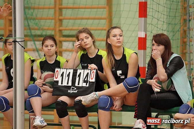 Zdjęcie w galerii na portalu naszraciborz.pl: Żeńskie dw&oacute;jki rywalizowały w Arenie Rafako wiadomości z regionu