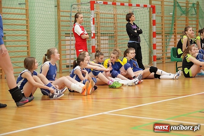 Zdjęcie w galerii na portalu naszraciborz.pl: Żeńskie dw&oacute;jki rywalizowały w Arenie Rafako wiadomości z regionu