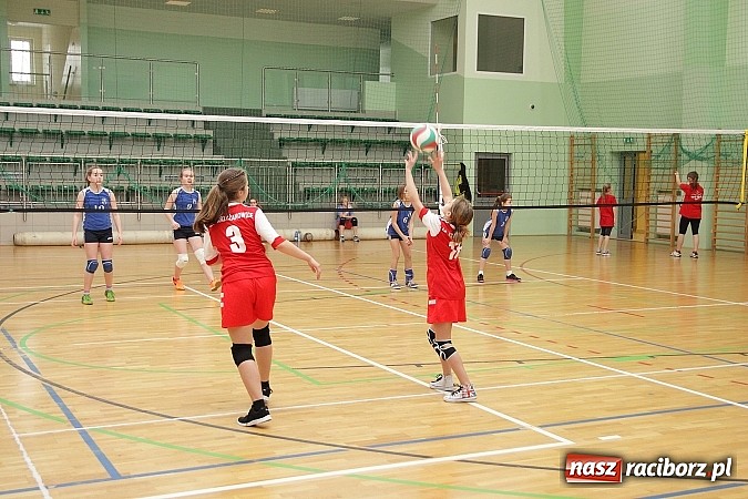 Zdjęcie w galerii na portalu naszraciborz.pl: Żeńskie dw&oacute;jki rywalizowały w Arenie Rafako wiadomości z regionu
