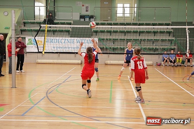 Zdjęcie w galerii na portalu naszraciborz.pl: Żeńskie dw&oacute;jki rywalizowały w Arenie Rafako wiadomości z regionu