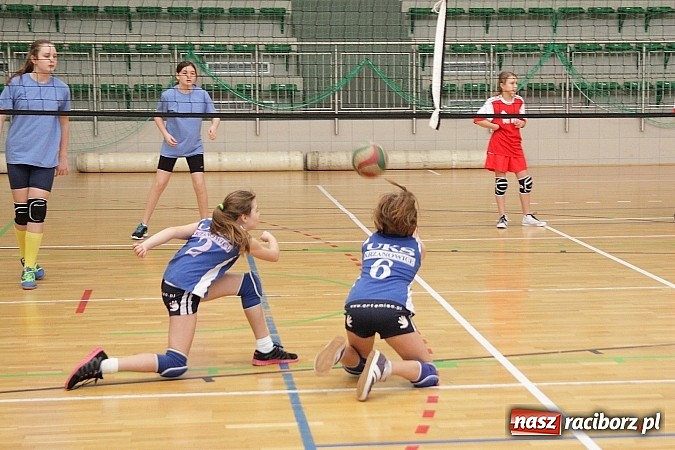 Zdjęcie w galerii na portalu naszraciborz.pl: Żeńskie dw&oacute;jki rywalizowały w Arenie Rafako wiadomości z regionu