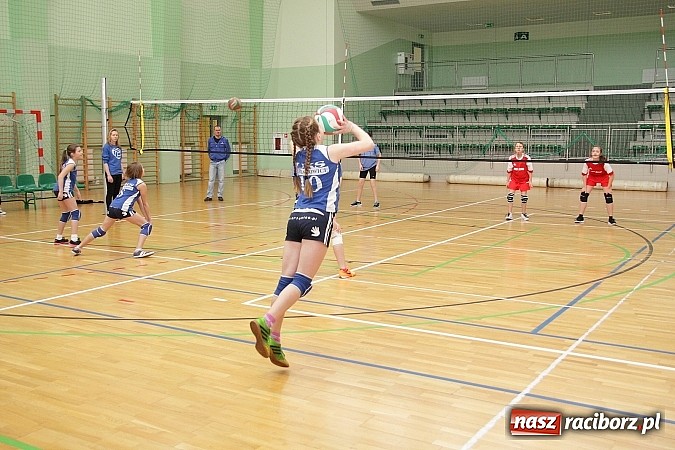 Zdjęcie w galerii na portalu naszraciborz.pl: Żeńskie dw&oacute;jki rywalizowały w Arenie Rafako wiadomości z regionu