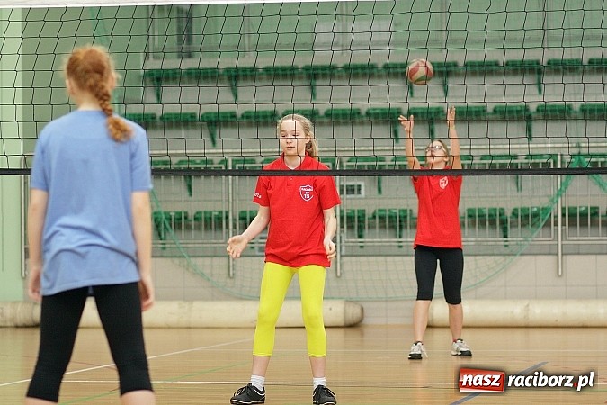 Zdjęcie w galerii na portalu naszraciborz.pl: Żeńskie dw&oacute;jki rywalizowały w Arenie Rafako wiadomości z regionu