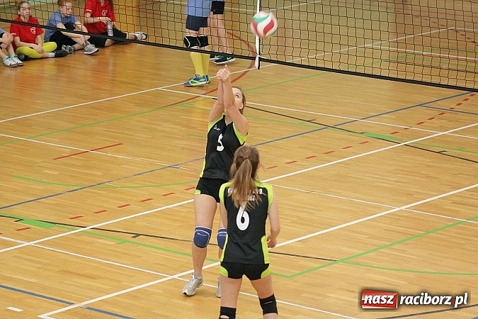 Zdjęcie w galerii na portalu naszraciborz.pl: Żeńskie dw&oacute;jki rywalizowały w Arenie Rafako wiadomości z regionu